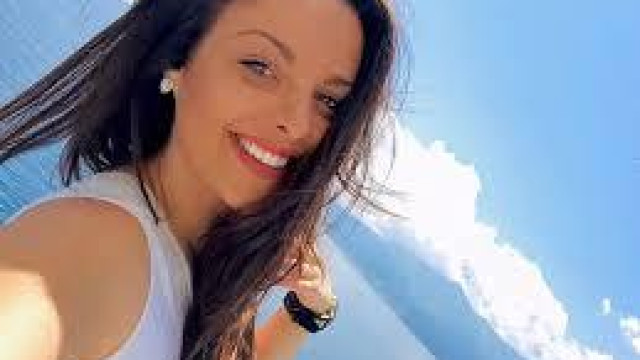 Симона Загорова влиза през врата в морето