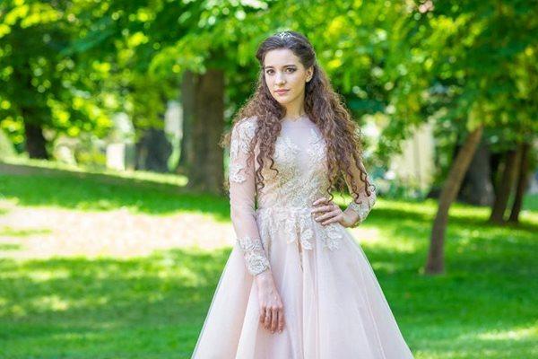 Красавица от сцената скочи при времето