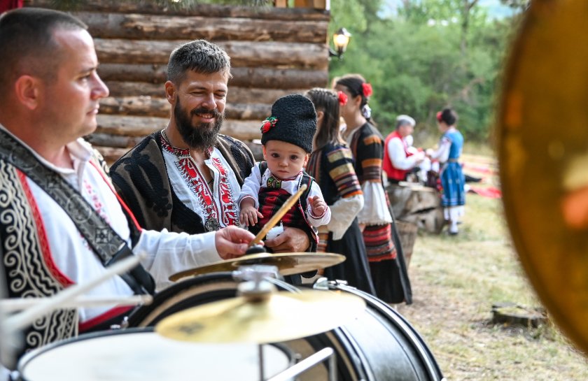 Международен фестивал на фолклорната носия в Жеравна (СНИМКИ)