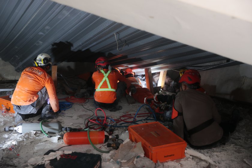 Трима души са загинали, а 38 са в неизвестност, след срутването на училище в Индонезия