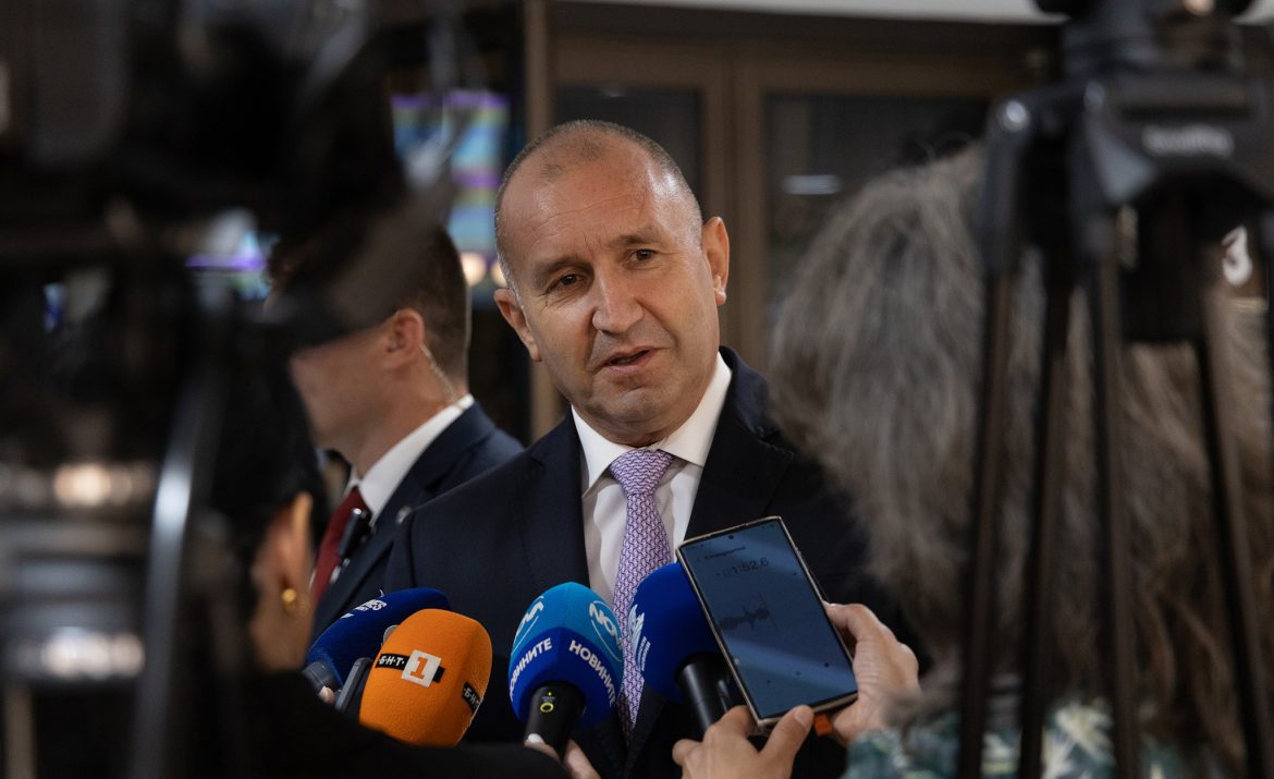 Готвят гръцки сценарий на Румен Радев