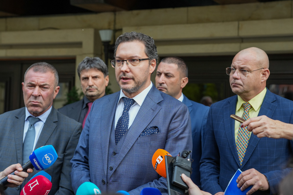 Заплатите в МВР и МО скачат автоматично със 7 млрд. лв. през 2026 г.
