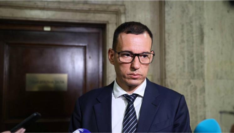 Извън контрол: Васко Ухото се върна от карнавала в Бразилия и подгони да уволнява хора по коридорите