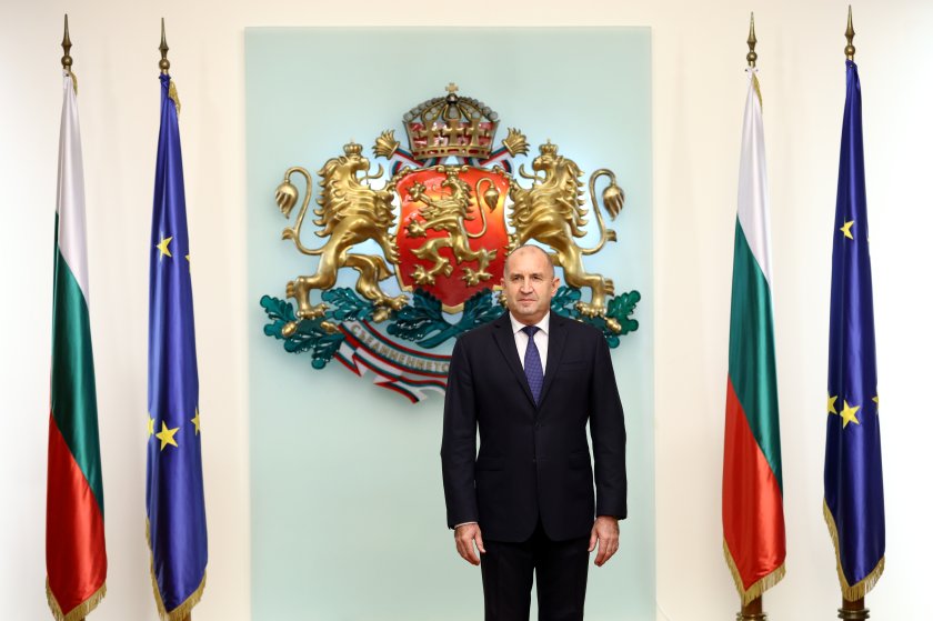 Президентът Румен Радев връчи знамето на антарктиците (СНИМКИ)