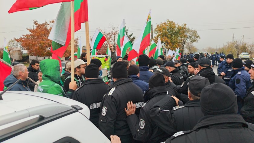 Протест край Гурково: Граждани настояват за запазване на лева