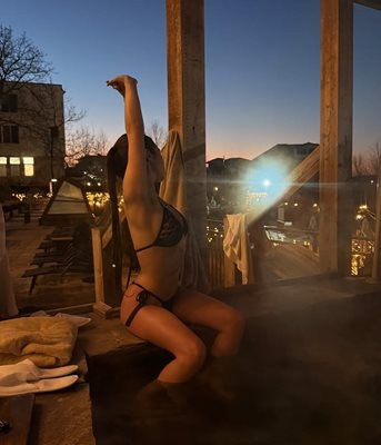 Изненада! Никола Цолов излови Крисия в джакузито (Певицата хвърли дрехи и задръжки – Снимки)