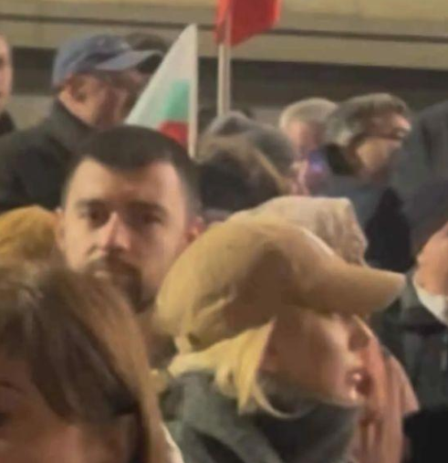 Калоян от „Ергенът” забърса кака си Маги Томова след края на шоуто (Двойката заедно на ГОЛЕМИЯ протест – Фото факт)