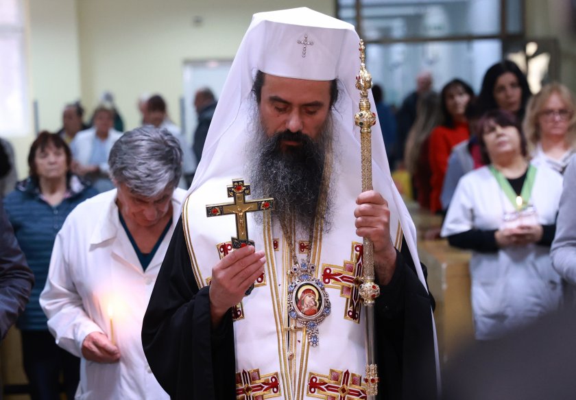 Светият синод направи дарение на детско отделение в ИСУЛ