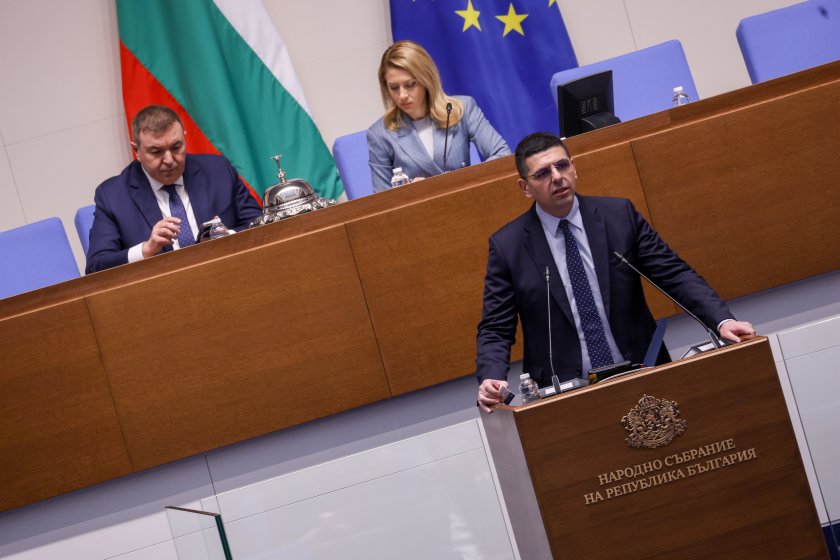 След протеста: Митов изслушан в парламента, няма да подава оставка