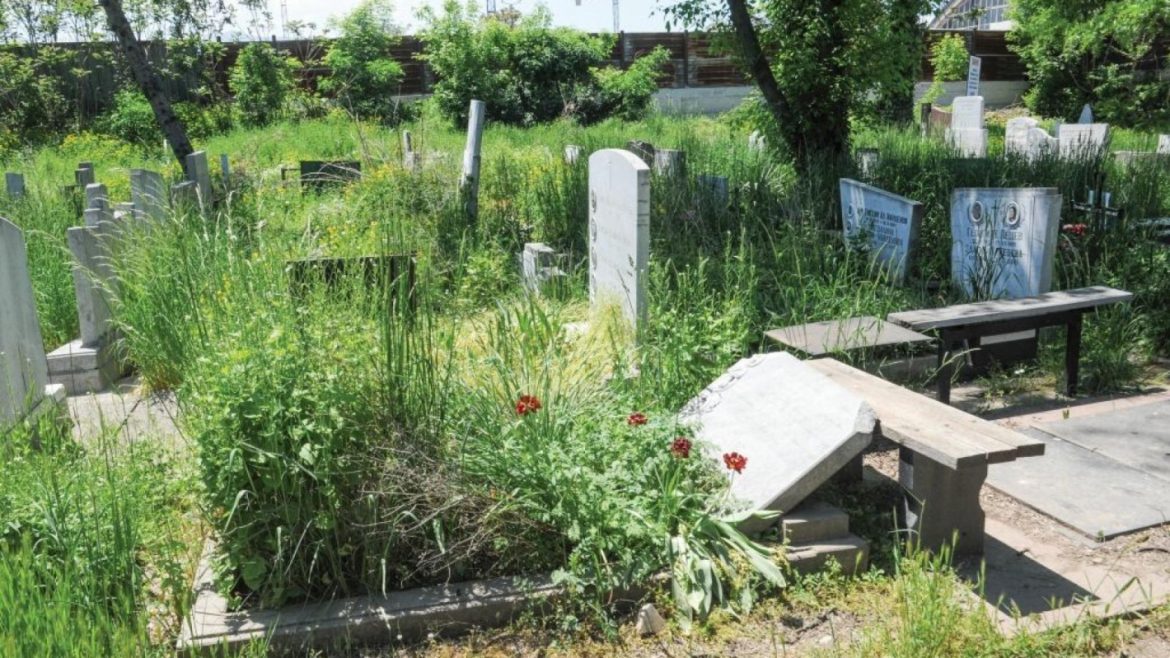 Гробищната мафия пак вилнее в София – строшиха над 200 паметни плочи