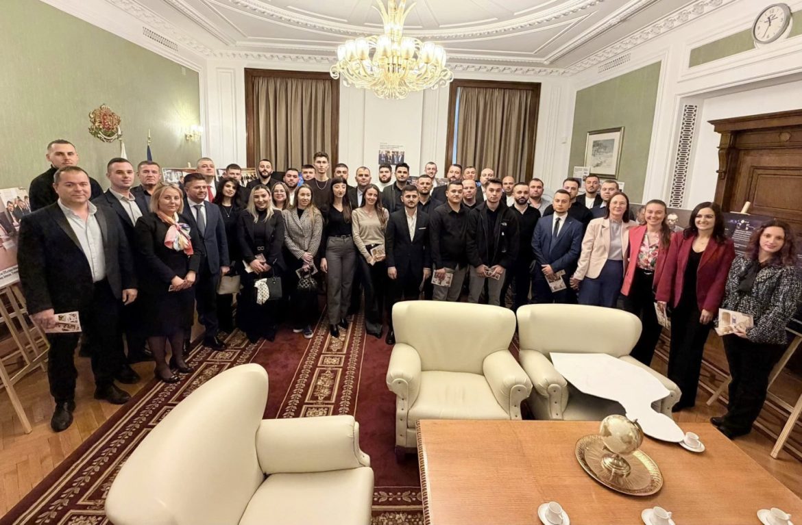 ИЗВЪНРЕДНО! Делян Пеевски се срещна с младежи от Кърджали – показа им Музея на Сглобката (СНИМКИ)