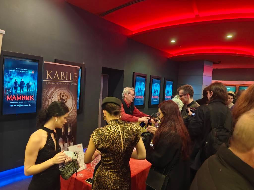 Стотици на крака за премиерата на „Мамник“
