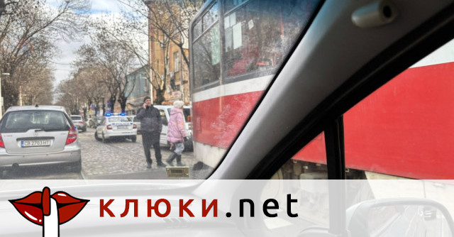 Трамвай блъсна дете до училище в центъра на София (снимки)