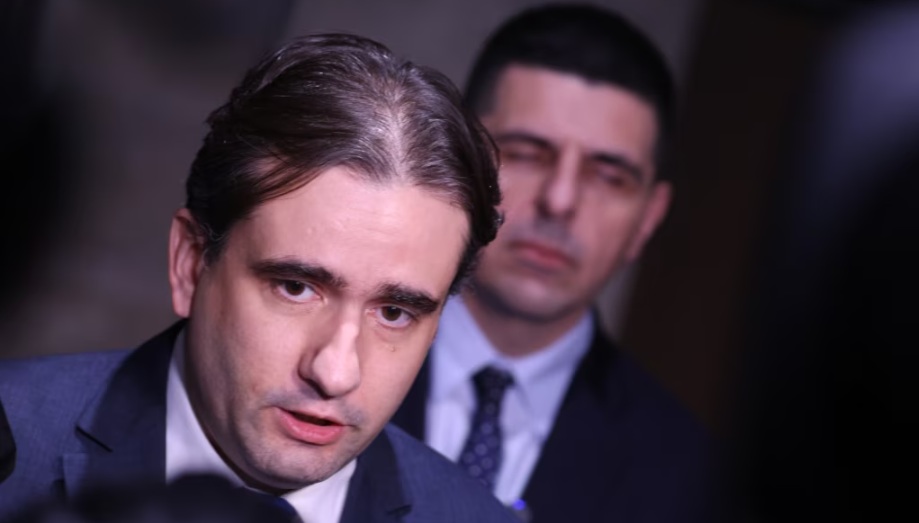 „Хед енд Шолдърс“ ни прави на балами: Ето как се мами на избори с „мадуровките“ на ПП-ДБ