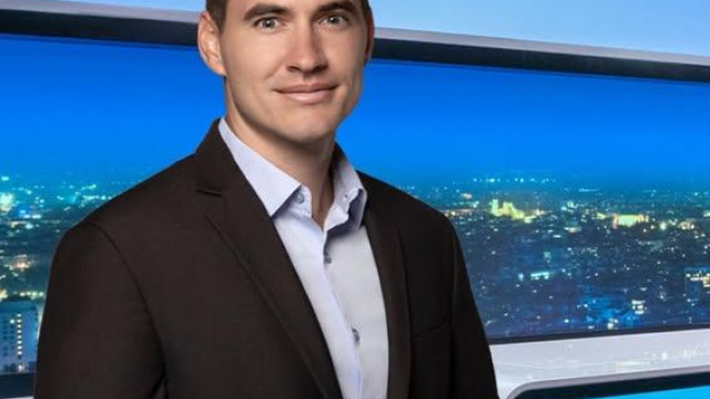 Алекс Донев води новините на Би Ти Ви с гланц на устните