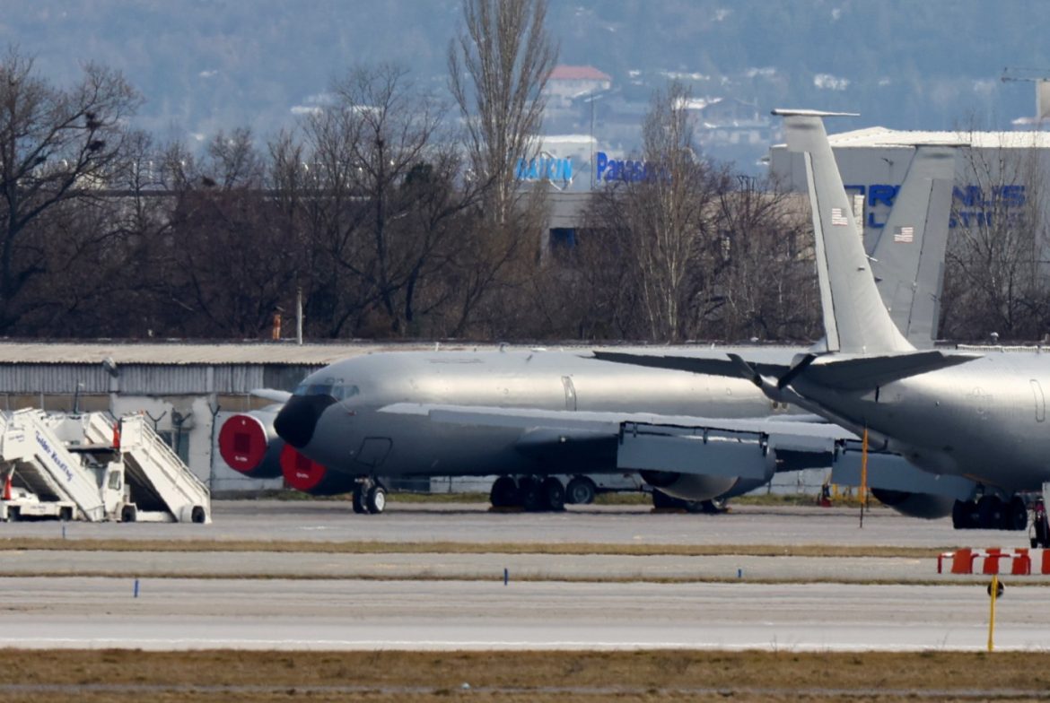 Американски самолет С-130 „Херкулес“ кацна в София от базата на НАТО в Рамщайн (снимки)