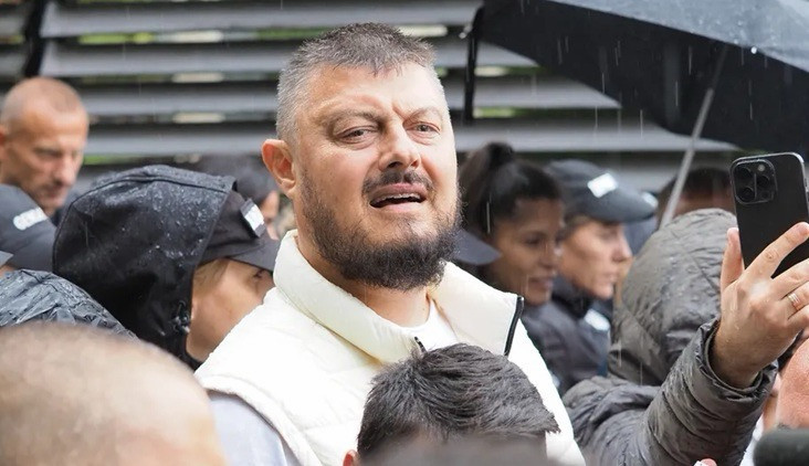 БОЛЕН НАРКОМАН! Медицинският отпадък Николай Бареков се лута неадекватен по пижама, халюцинира убийства и участва в безпаметни оргии с отрепки от всякакъв пол (жестоки разкрития)