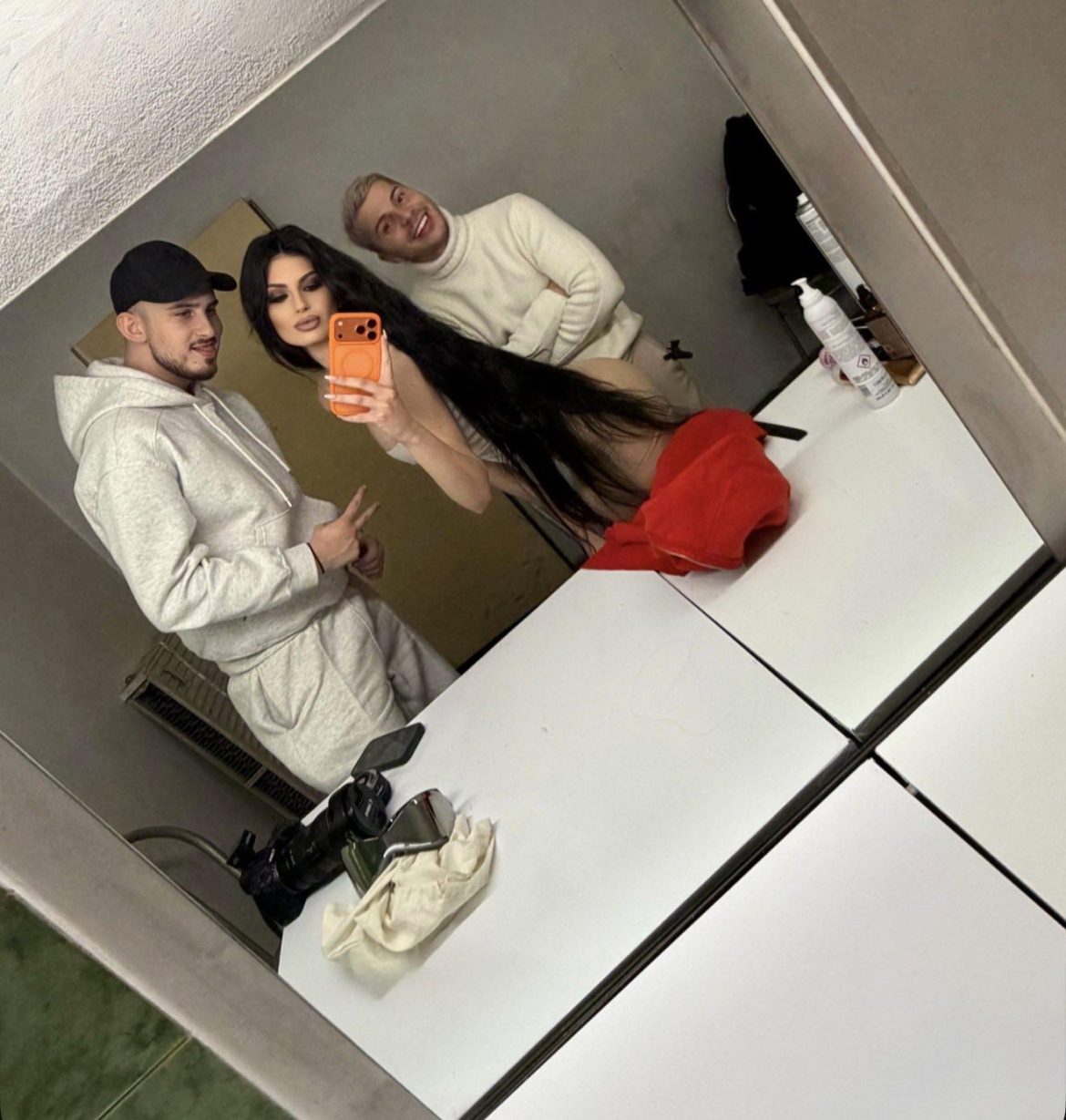 Мрежата гърми: Мис България без свян – и без дрехи – с двама мъже