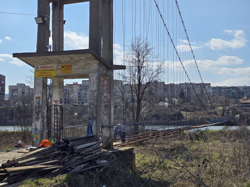Отнесен от вихъра: Ремонтират пешеходния въжен мост над река Арда (СНИМКИ)