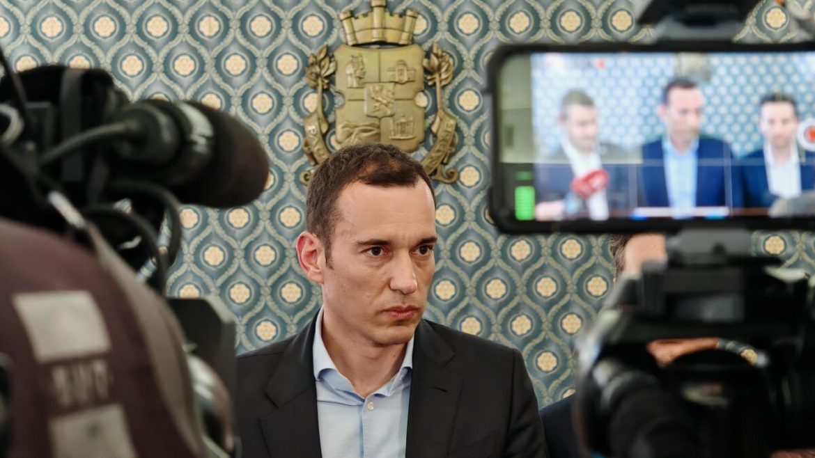 Родители погнаха Васил Терзиев за „схема с обществена поръчка и кражби“ в забавачките