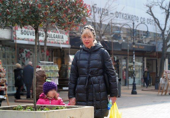 София Бобчева разхожда малката по „Витошка“