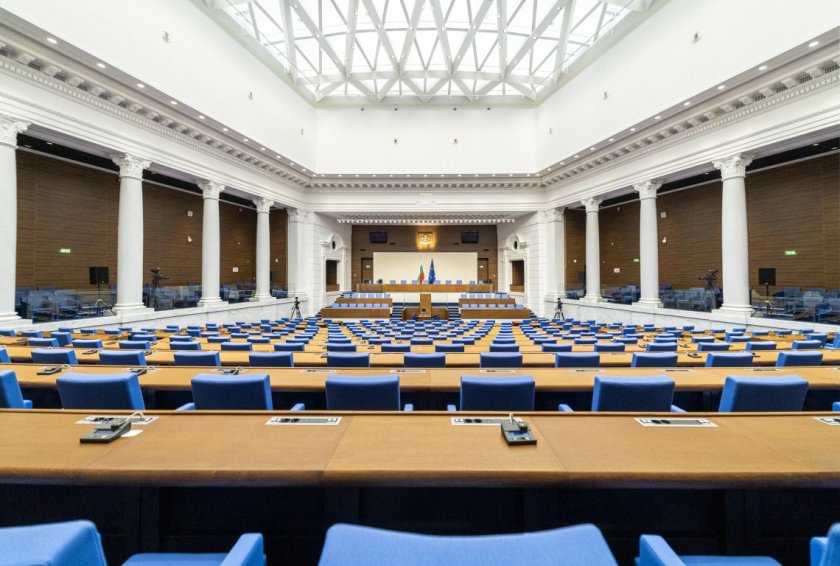 Фризьорка, издирван от НАП и красавица от еротичен телефон стават депутати