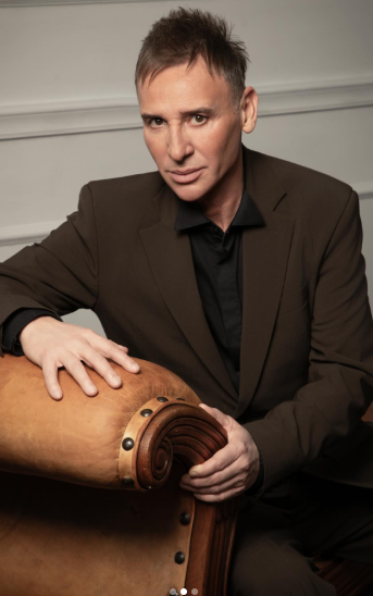 Виктор Калев се обезобрази с ботокс (Хомосексуалният ерген прекали с пластиките – Снимки)