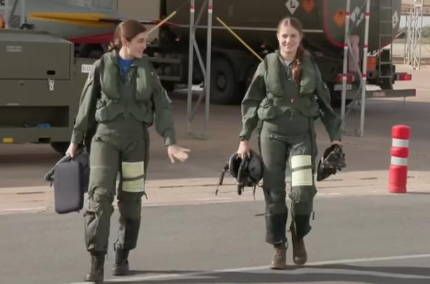 ПЪРВИ САМОСТОЯТЕЛЕН ПОЛЕТ НА ИСПАНСКАТА ПРЕСТОЛОНАСЛЕДНИЦА Принцеса Леонор пилотира изтребител – Снимки