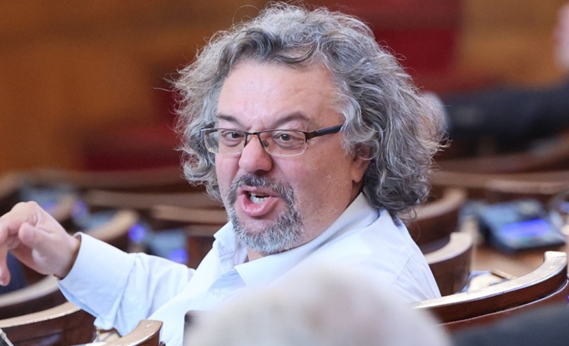 Рошавият Манол отпада от парламента