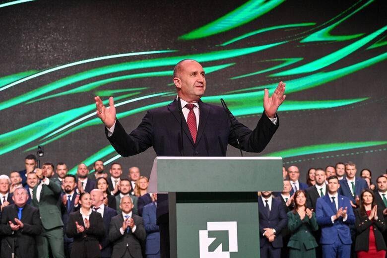 Румен Радев ги почва, реже цели министерства