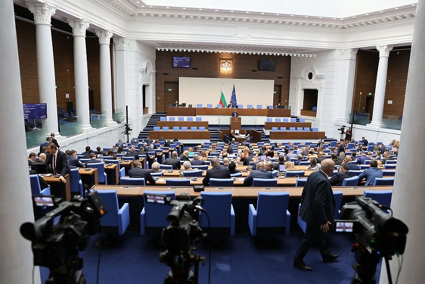 За нас може, за тях не: Депутатите си решиха заплатите