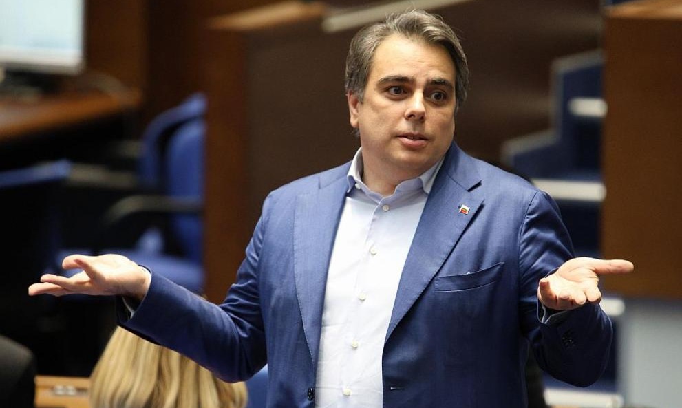 Двама клатят стола на Асен Василев