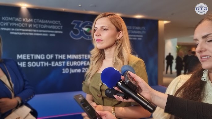 Министърката с голо рамо глобява шефката на протокола
