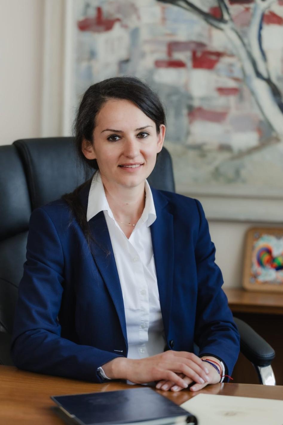 Зам.-министърката Павлета Пеловска вилнее на Малдивите и в Испания с богата любовница – брокер на недвижими имоти