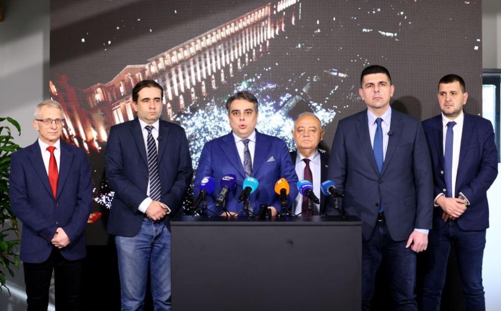 Лимузини, имоти, бижута, пари: Какво крият политиците?